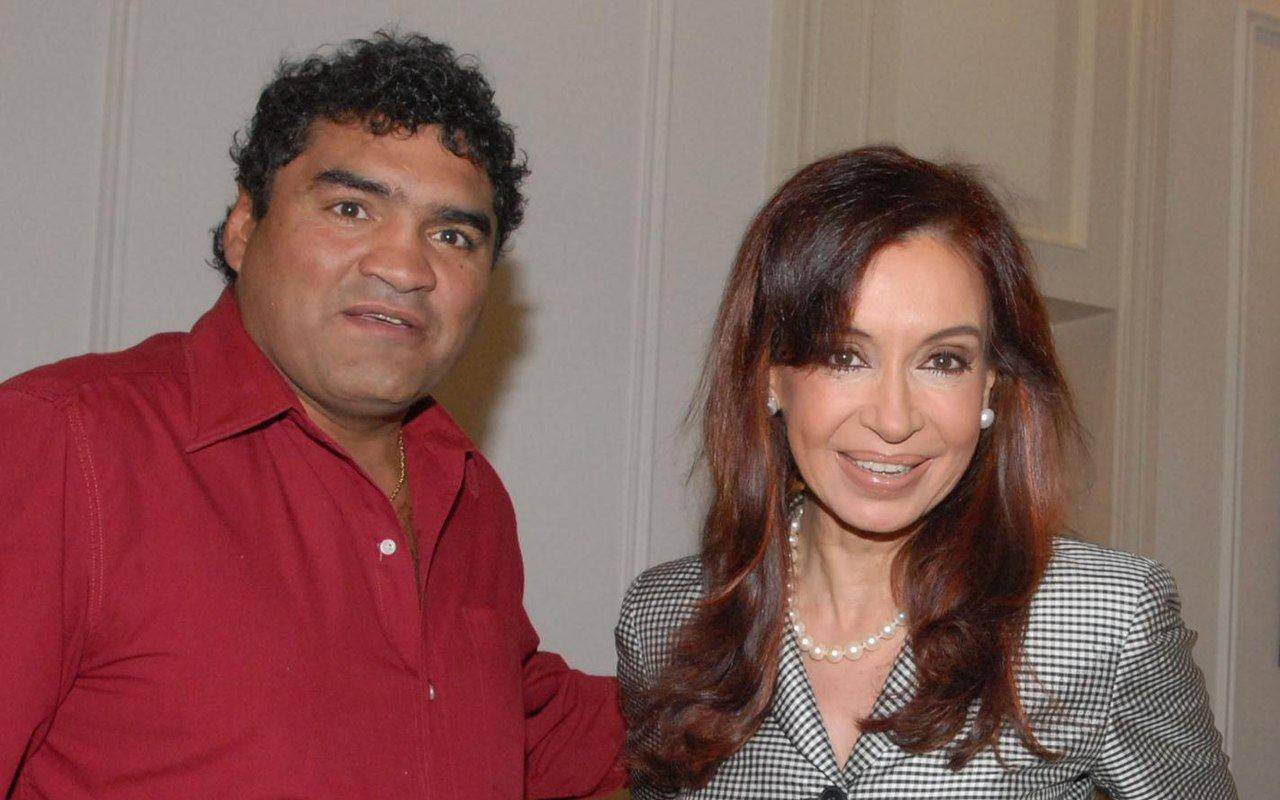 Jorge Locomotora Castro junto a Cristina Fernández sosteniendo un cinturón de boxeo