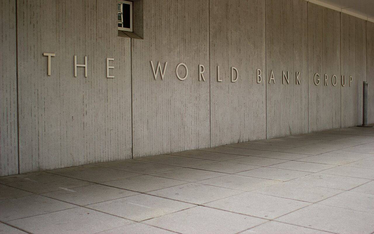 Placa en la pared exterior con la inscripción The World Bank Group