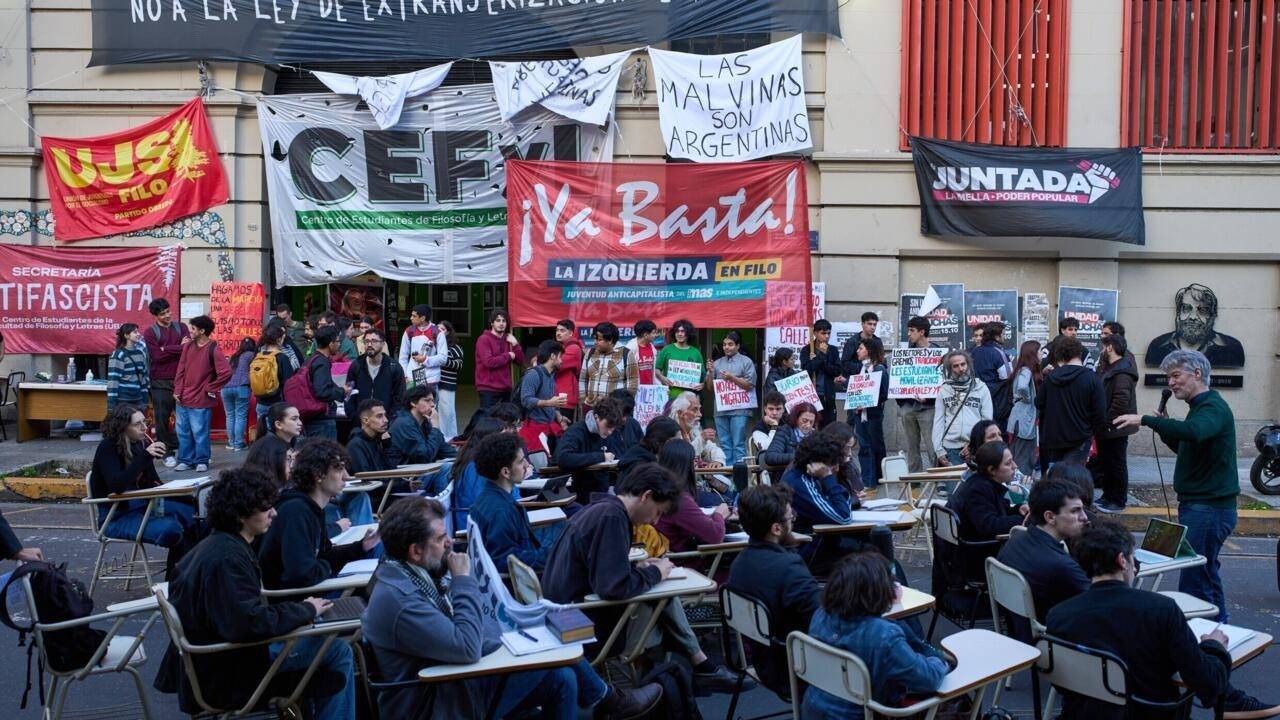 Estudiantes y sindicatos marchan en Buenos Aires contra las medidas de Milei