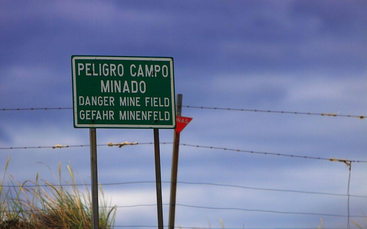 Cartel de peligro campo minado en Argentina
