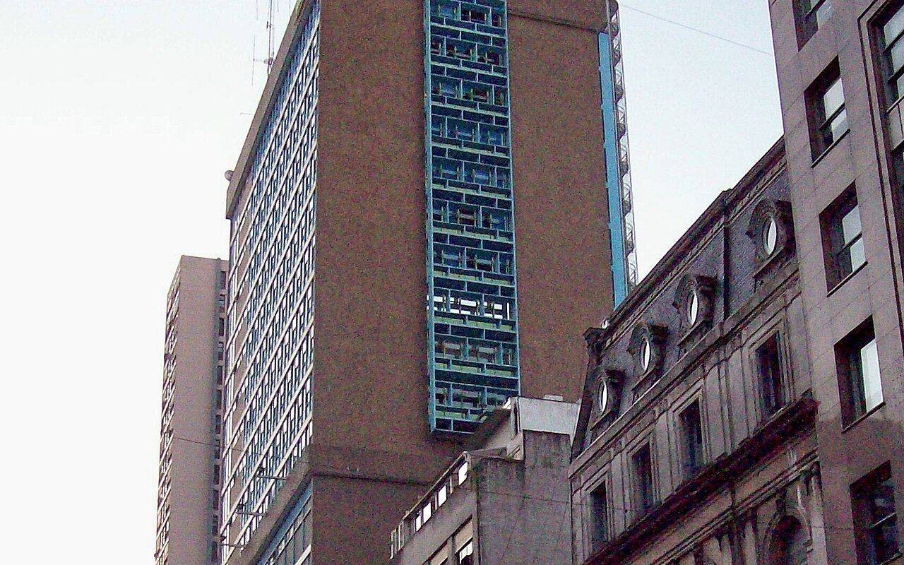 Edificio en la interseccion de Avenida Corrientes y Maipu