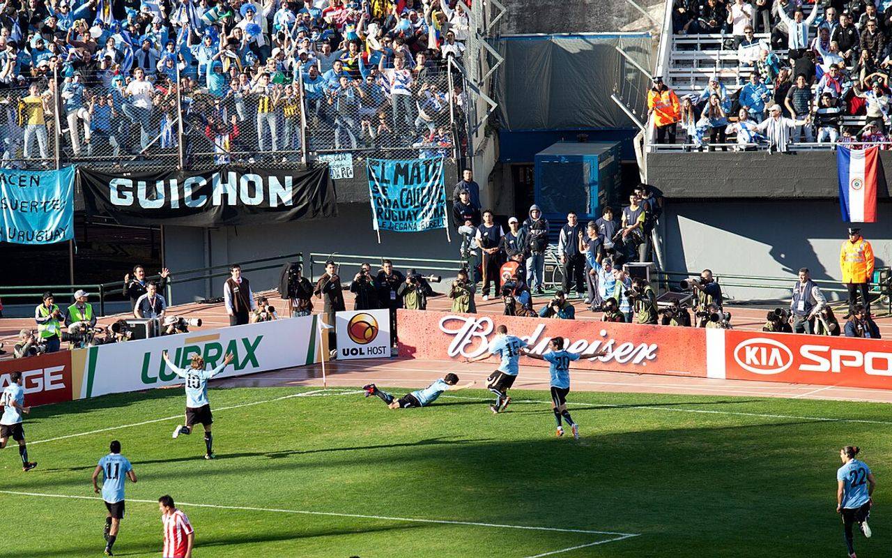 Jugador de futbol celebrando un gol en un partido