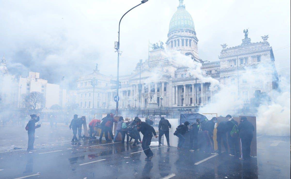 Nuevas protestas en Buenos Aires dejan varios periodistas heridos por la represión