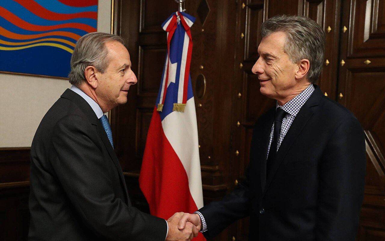 Sergio Urrejola Monckberg estrechando la mano de Mauricio Macri