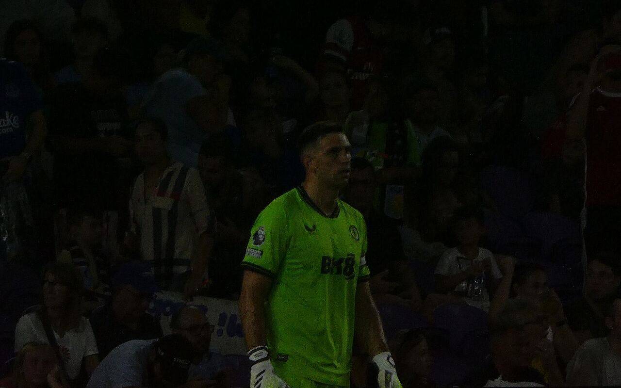 Emiliano Dibu Martinez vistiendo la camiseta verde de arquero en un partido