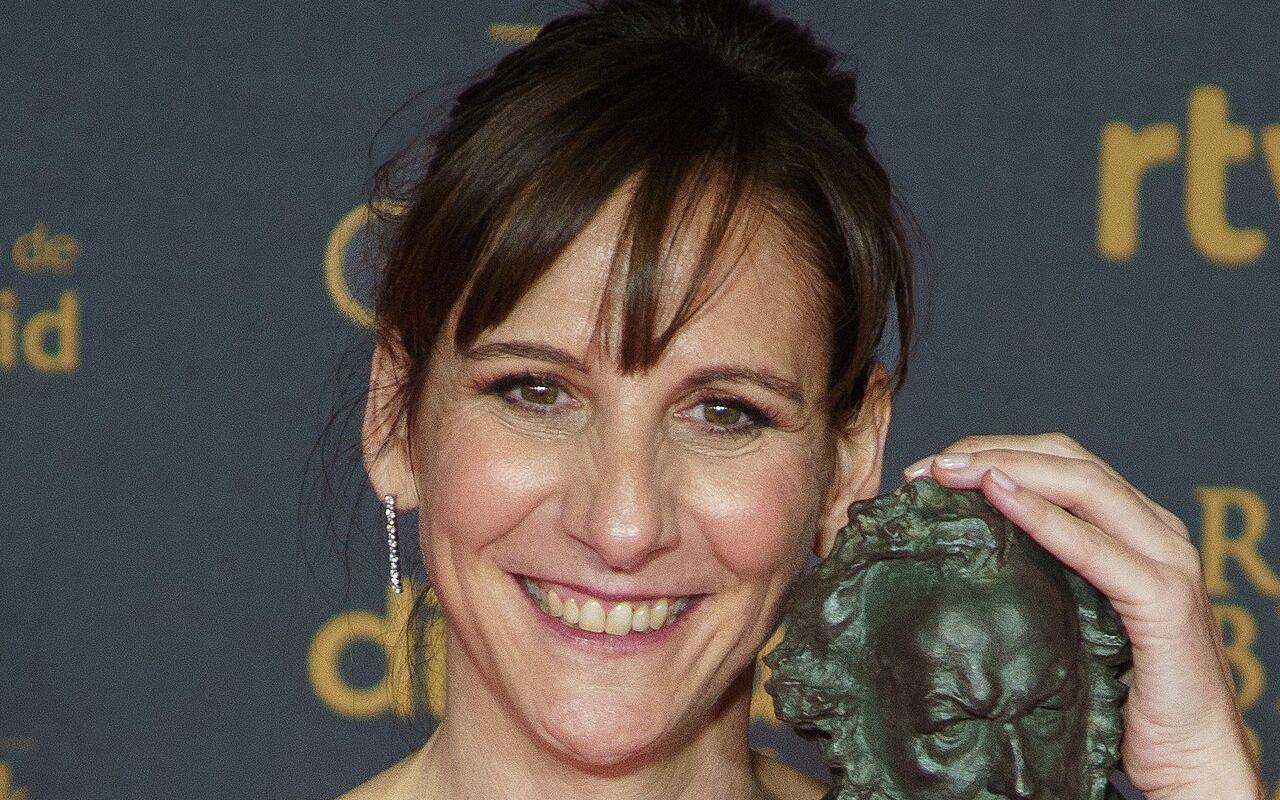Retrato de Malena Alterio sonriendo en los Premios Goya