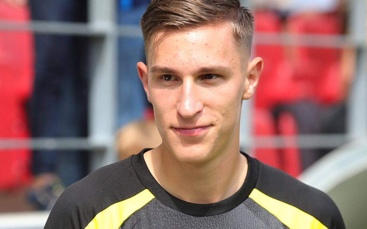 Retrato de Giovanni Reyna con la camiseta del Borussia Dortmund en 2023