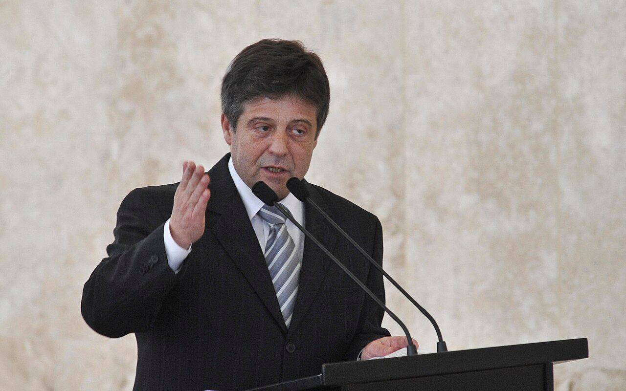 Mendes Ribeiro Filho hablando frente a un atril con micrófono