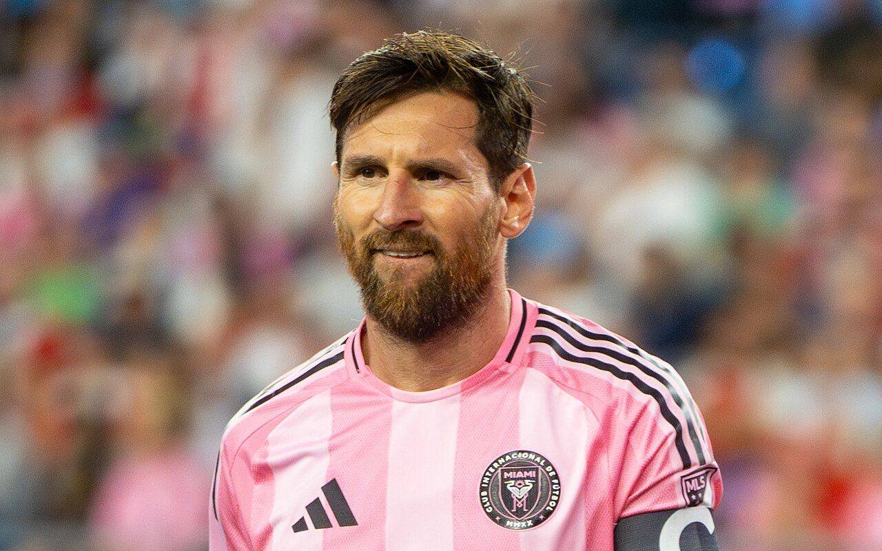 Lionel Messi en un partido con la camiseta rosa de Inter Miami