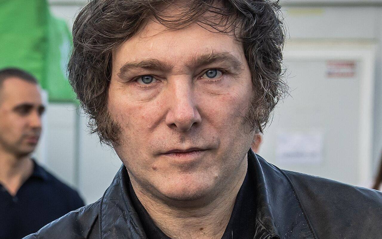 Retrato de Javier Milei con chaqueta de cuero en 2022