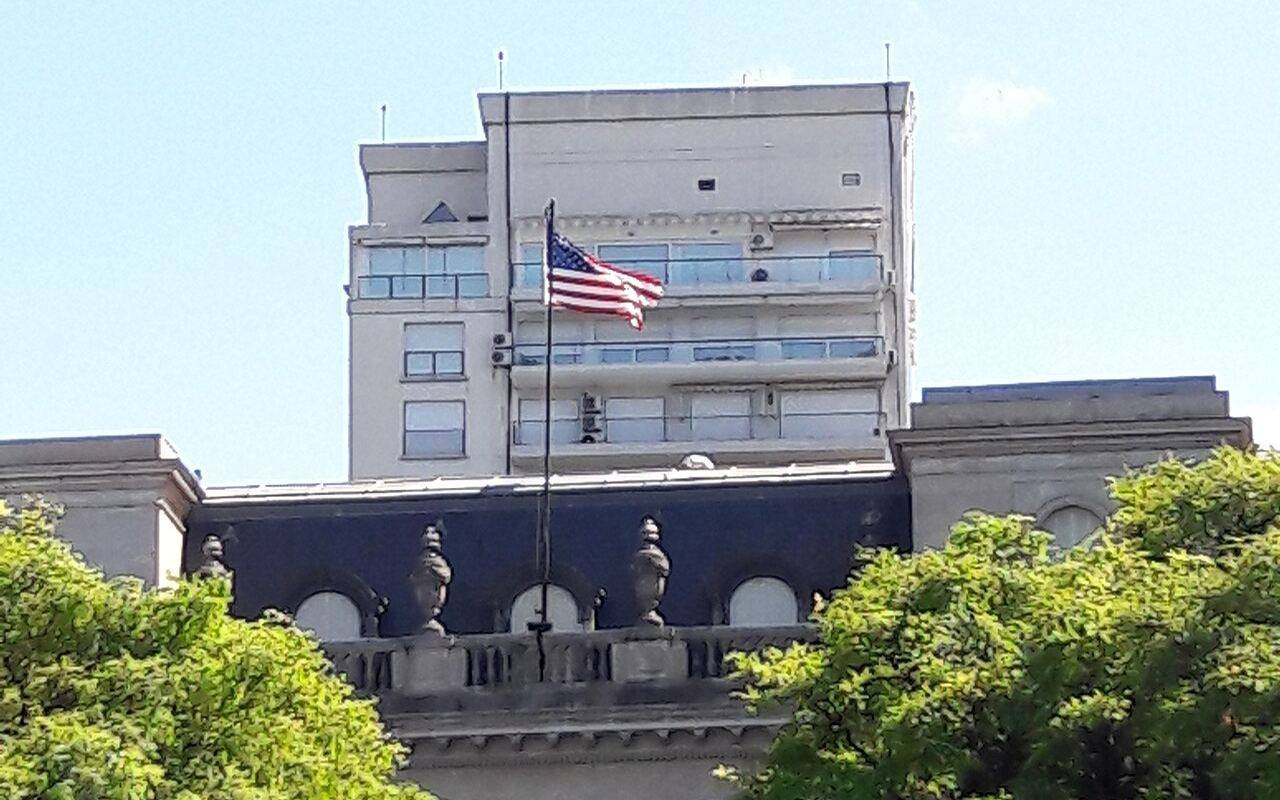 Fachada y bandera de Estados Unidos en el Palacio Bosch, embajada estadounidense en Buenos Aires.