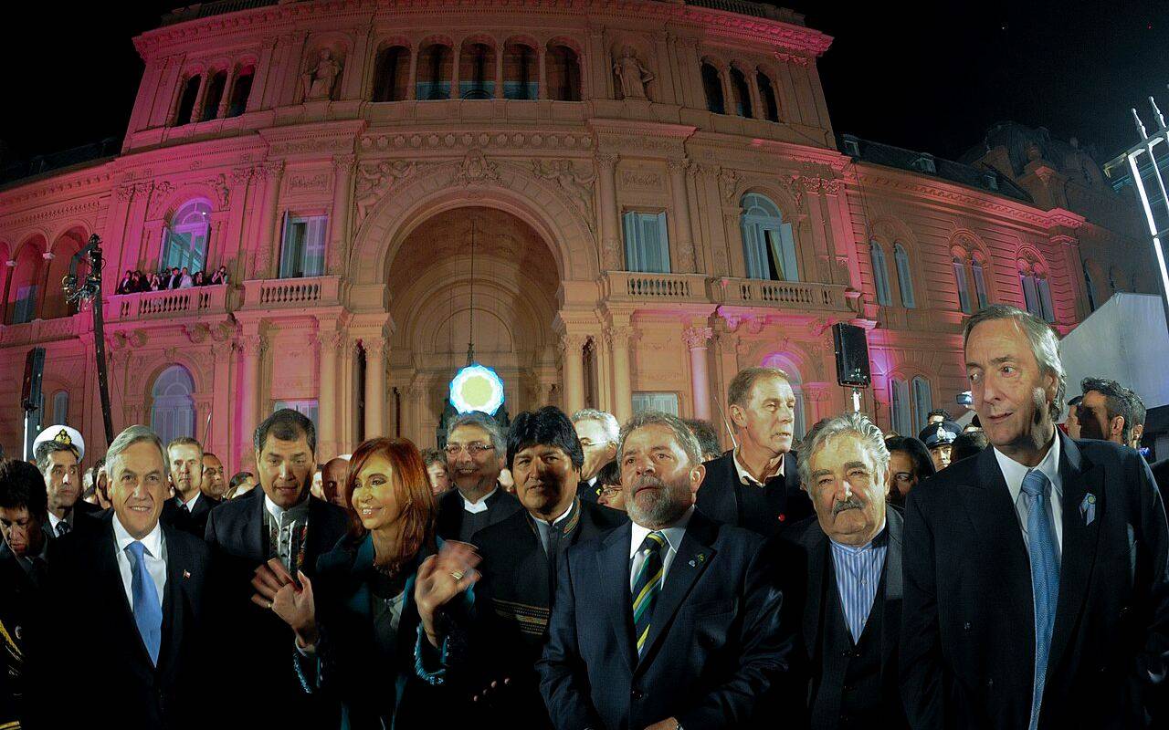 Javier Milei sonriendo junto a Santiago Abascal durante una visita