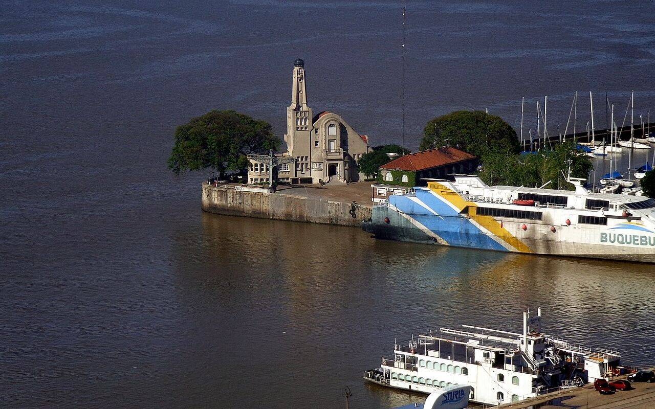 Yacht Club Argentino y barco de Buquebus