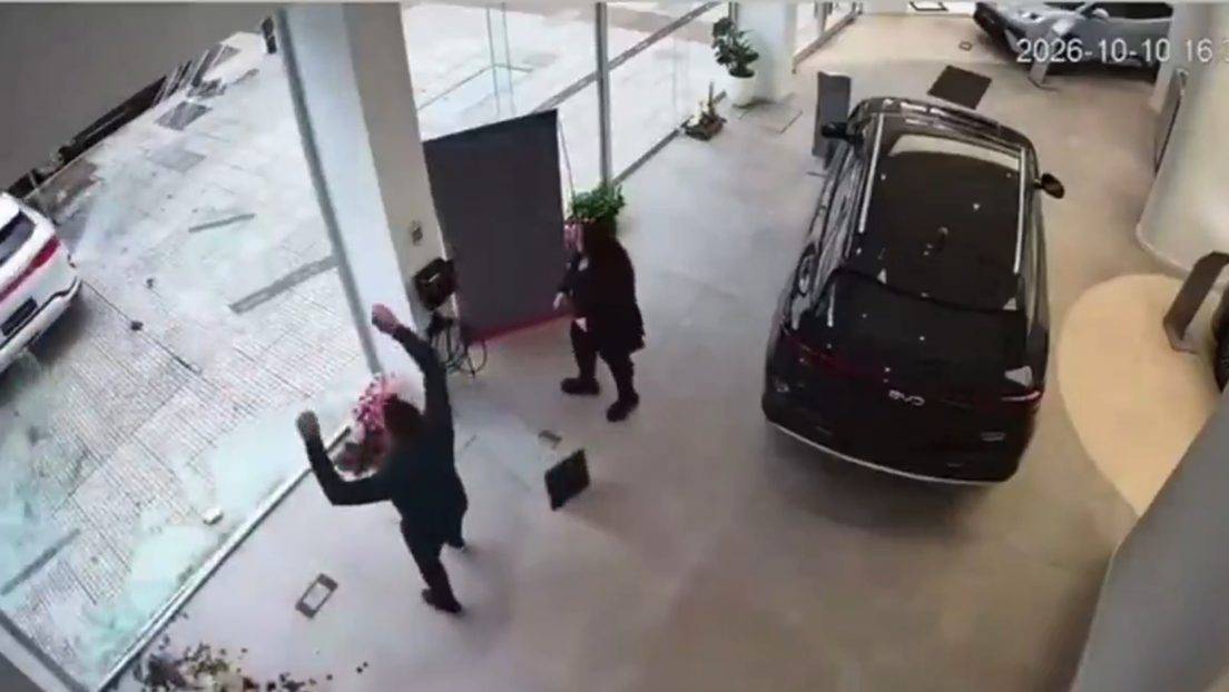 Un conductor choca una concesionaria en Buenos Aires tras activar mal la caja de cambios